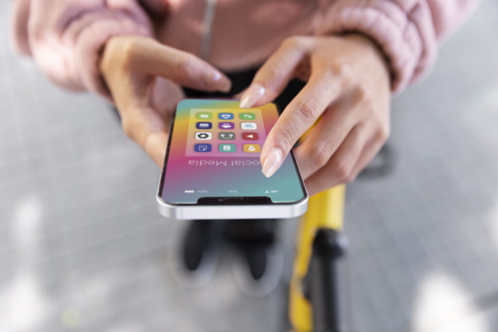 E-Ink_Color_Revolution__Why_Secondary_Displays_Are_Changing_Mobile_Design_Techdu